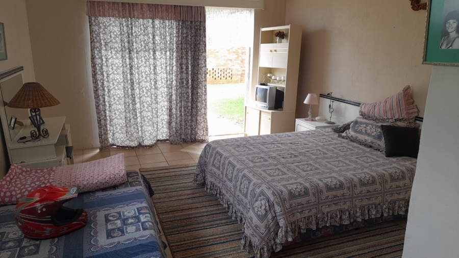 5 Bedroom Property for Sale in Hartbeesfontein North West